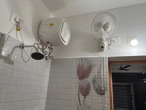 シャワー、タオル、石鹸、シャンプー