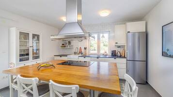 Fridge, oven, stovetop, dishwasher