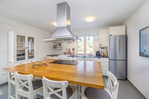 Fridge, oven, stovetop, dishwasher