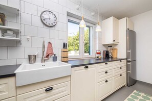 Fridge, oven, stovetop, dishwasher