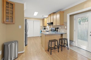 Mikrobølgeovn, ovn, kokeplater og oppvaskmaskin