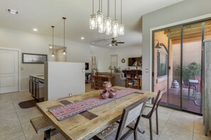 Dining - Pet Friendly Tucson 3bd 2.5ba Family Home Snowbirds Pool Access Fire Pit Grill (Tucson)