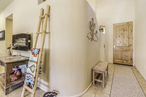 Interior - Pet Friendly Tucson 3bd 2.5ba Family Home Snowbirds Pool Access Fire Pit Grill (Tucson)