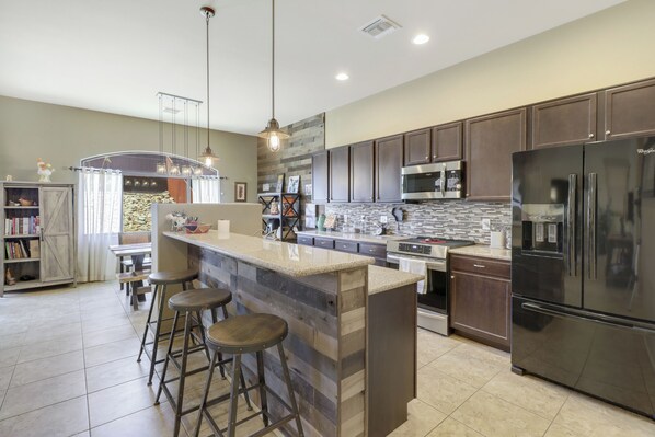 Kjøleskap, mikrobølgeovn, ovn og kokeplater