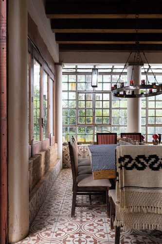 Charming Home 5 Min from Plaza — Perfect for Families & Pets