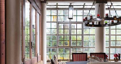 Charming Home 5 Min from Plaza — Perfect for Families & Pets