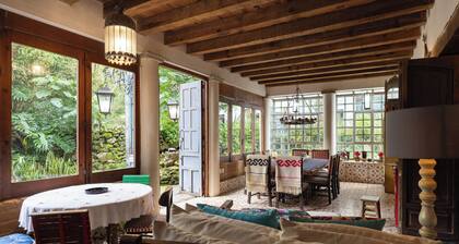 Charming Home 5 Min from Plaza — Perfect for Families & Pets