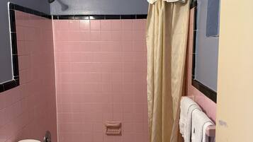 Kamar Single | Kamar mandi | Bathtub, handuk, sabun, dan tisu toilet