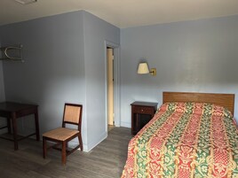 Single Room | Desk, free WiFi