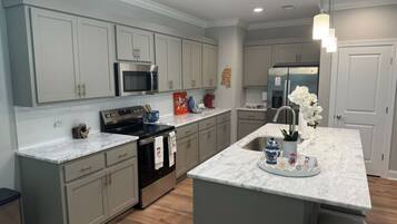 Coffee/tea maker, fridge, microwave, oven