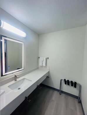 Quarto casal, para não fumantes, serviço de arrumação | Banheiro | Chuveiro/banheira combinados, produtos de toalete grátis