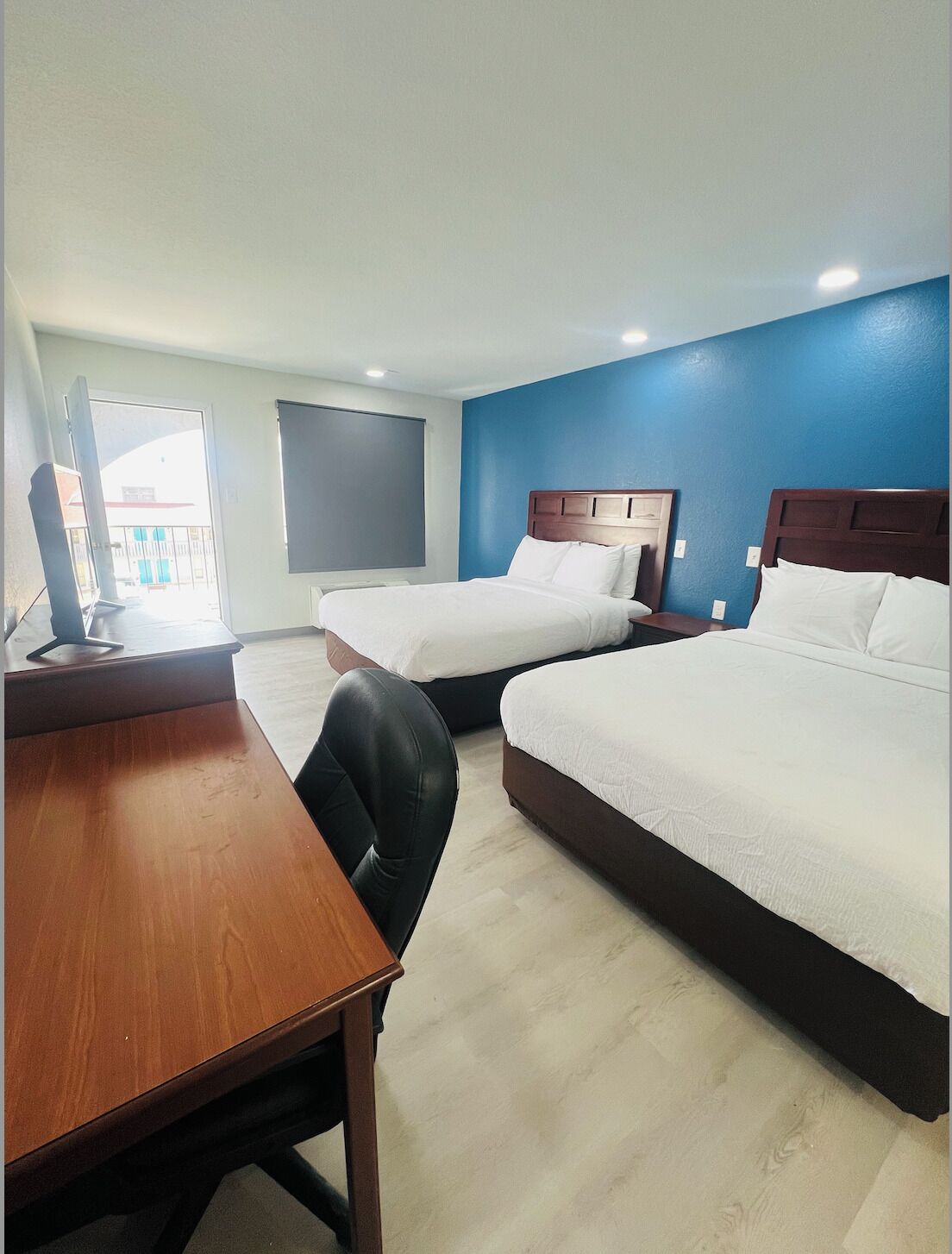 Quarto casal standard, 2 camas Queen, para não fumantes, serviço de arrumação | Escrivaninha, espaço de trabalho para notebook