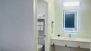 Kamar Double, Bebas Asap Rokok, Pembersihan Kamar | Kamar mandi | Kombinasi shower/bathtub dan perlengkapan mandi gratis