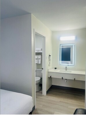 Chambre Double, non-fumeurs, service de ménage | Salle de bain | Ensemble douche/baignoire, articles de toilette gratuits, sèche-cheveux