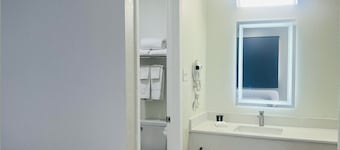 Hallmark Inn and Suites