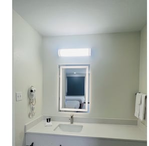 Quarto casal, para não fumantes, serviço de arrumação | Banheiro | Chuveiro/banheira combinados, produtos de toalete grátis
