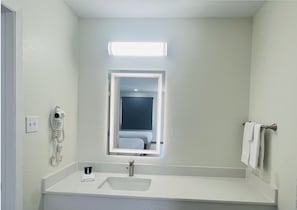 Chambre Double, non-fumeurs, service de ménage | Salle de bain | Ensemble douche/baignoire, articles de toilette gratuits, sèche-cheveux