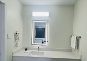 Standard Tek Büyük Yataklı Oda, 2 Büyük (Queen) Boy Yatak, Sigara İçilmez, Kat Hizmetleri | Banyo | Duş/küvet kombinasyonu, ücretsiz banyo/kozmetik ürünleri