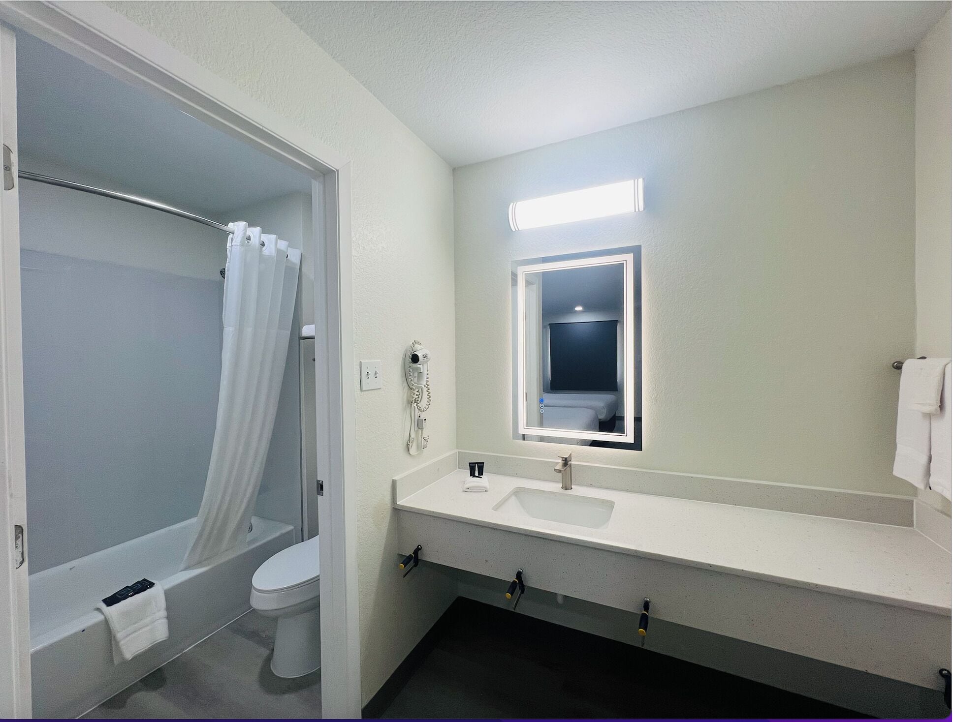 Habitación estándar doble, 2 camas de matrimonio, no fumadores, Servicio de limpieza | Baño | Ducha y bañera combinadas y artículos de higiene personal gratuitos