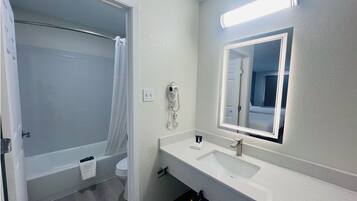 Kamar Double, Bebas Asap Rokok, Pembersihan Kamar | Kamar mandi | Kombinasi shower/bathtub dan perlengkapan mandi gratis