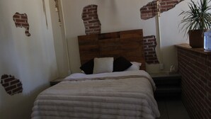 Cabin tiện nghi đơn giản, nhiều giường, được phép mang theo vật nuôi, quang cảnh vườn