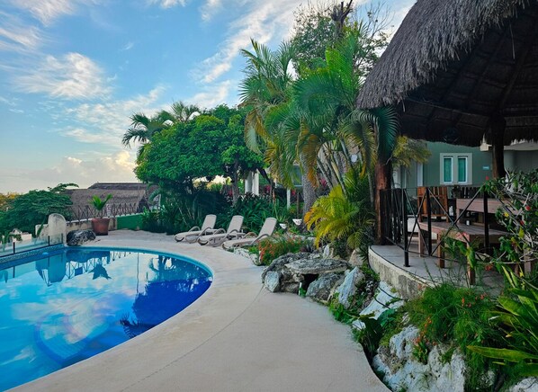 Una piscina al aire libre