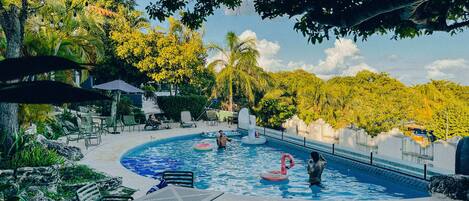 Hồ bơi ngoài trời