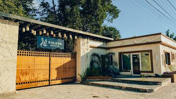 Vista frontal de la propiedad