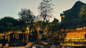 Bar tepi kolam renang