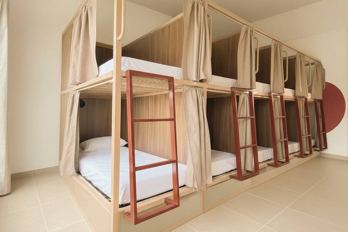 Dormitorio compartido superior, 1 cama individual, 2 baños | Wifi gratis y ropa de cama