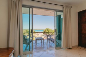 Estudi superior, 1 llit de matrimoni gran, cuina | Vista del jardí
