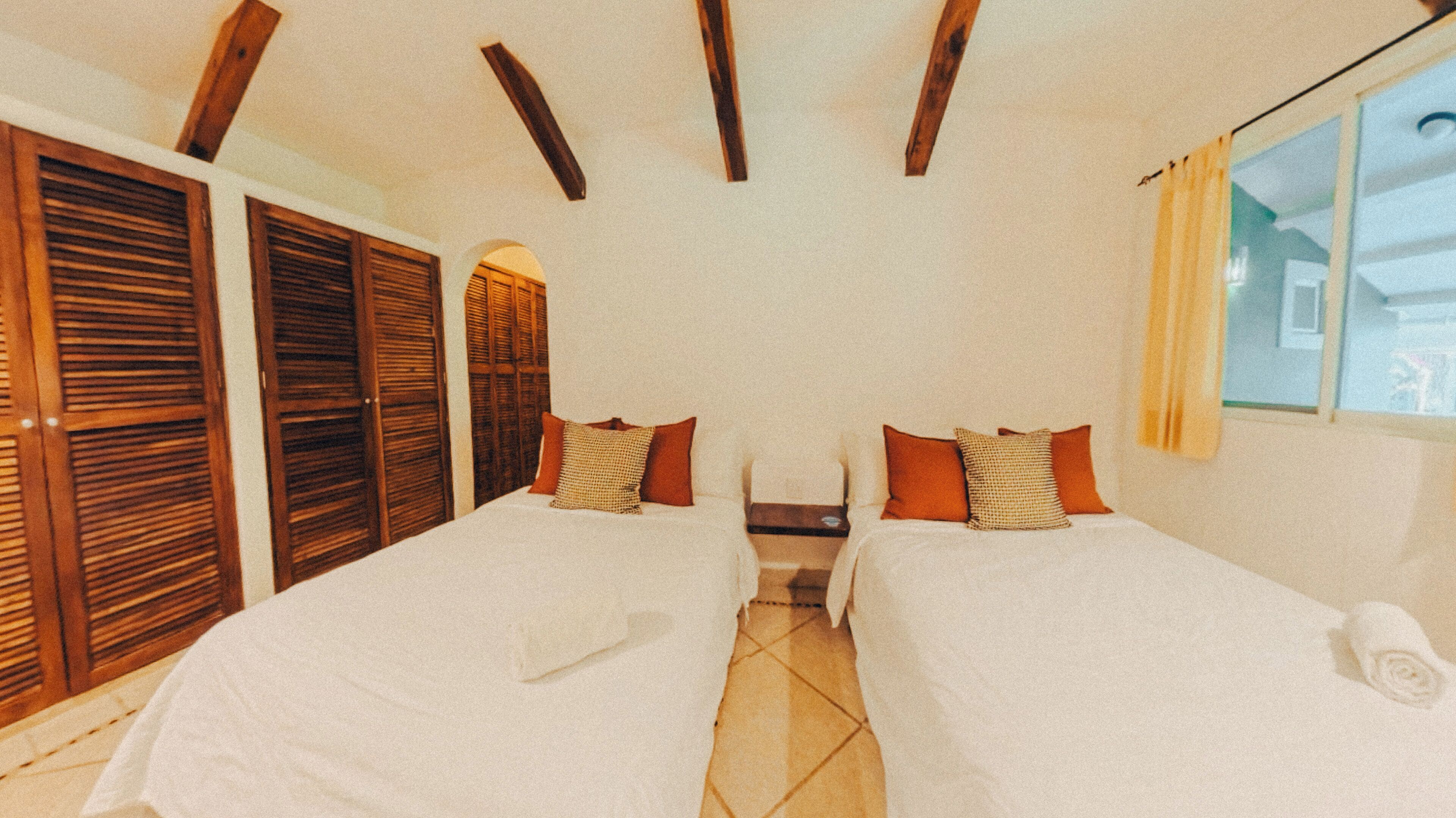 Quartos à prova de som, Wi-Fi de cortesia, roupa de cama