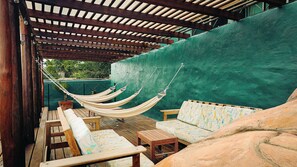 Lobby sitting area - Viajero Bacalar Hostel (Bacalar)