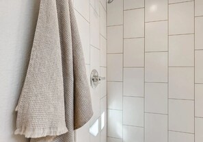Douche, sèche-cheveux, bidet, serviettes fournies