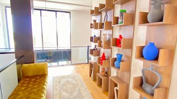 Luxe villa, balkon, uitzicht op de binnenplaats | Woonruimte