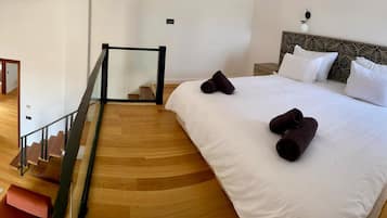 Villa Luxury, balcone, vista cortile | Biancheria da letto di alta qualità, una cassaforte in camera