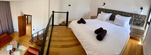 Luxury Villa, Balcony, Courtyard View | Peralatan tempat tidur premium, peti besi dalam bilik