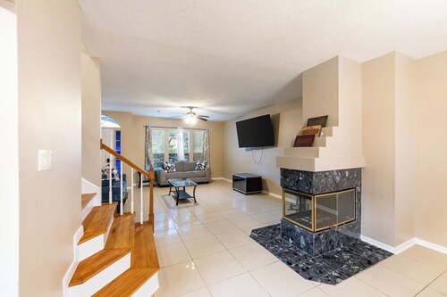 Pet-friendly 3BR Near First Colony Mall