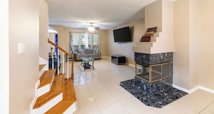 Pet-friendly 3BR Near First Colony Mall