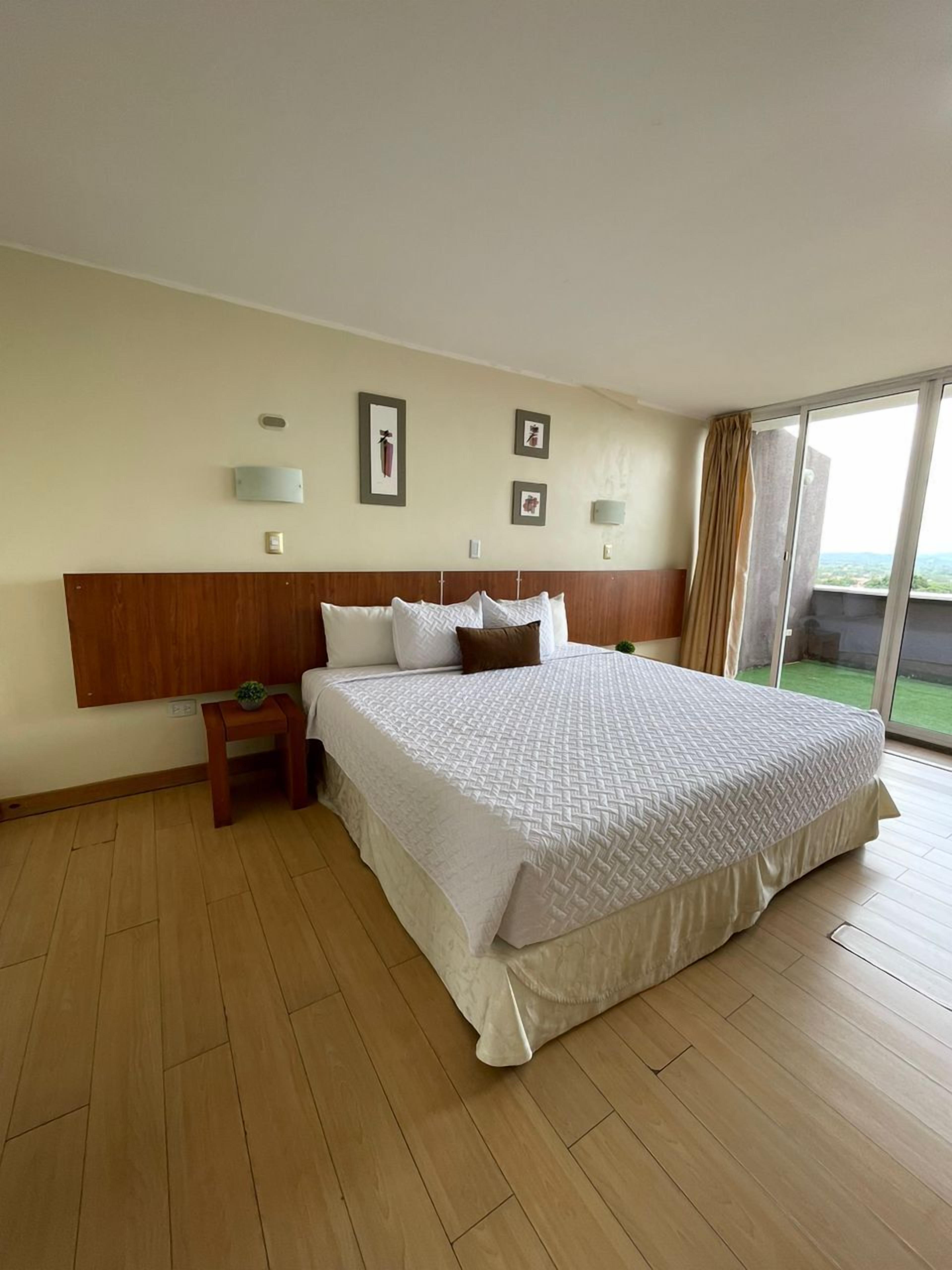 コンフォート スイート バルコニー マウンテンビュー | 高級寝具、羽毛の掛け布団、ピロートップベッド、セーフティボックス (室内)