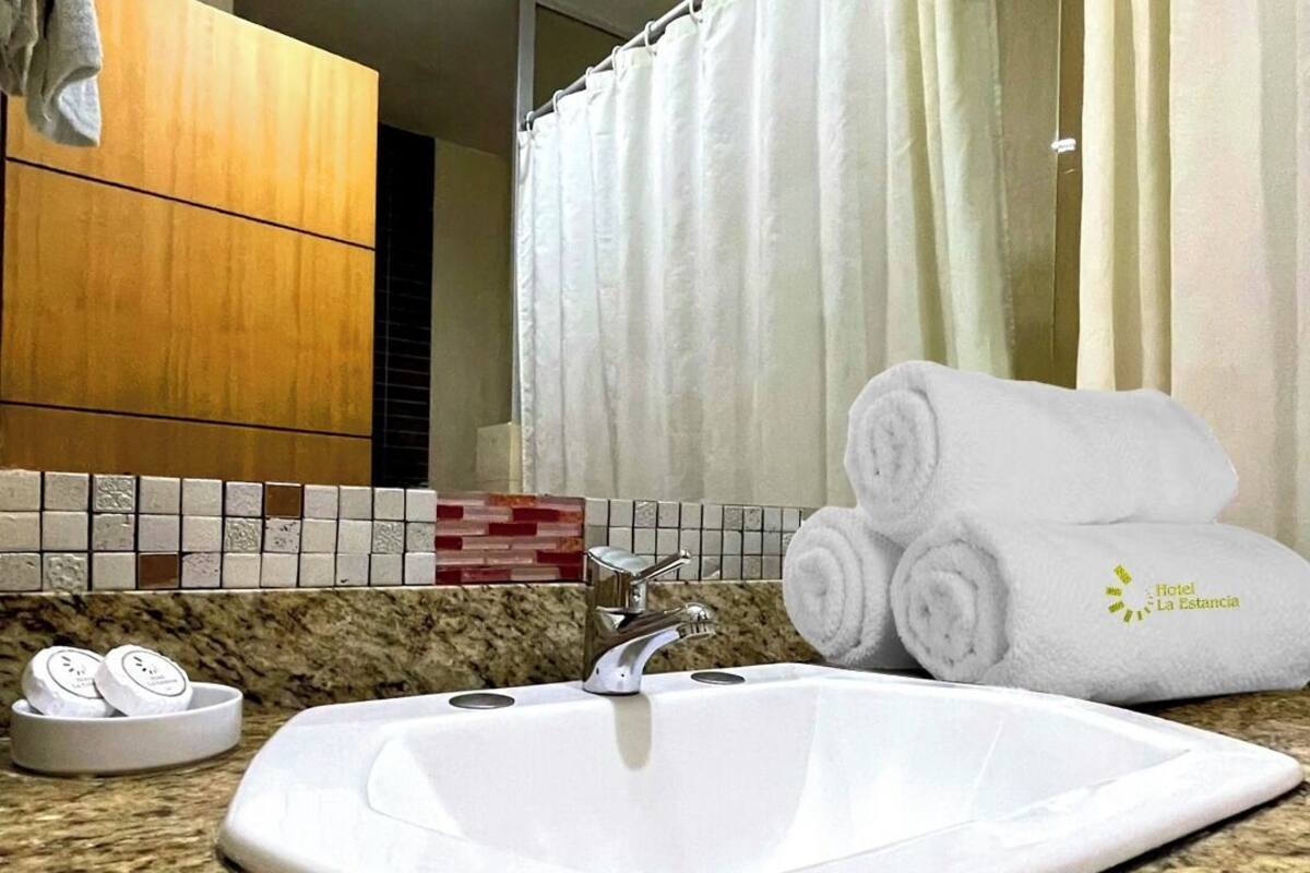 Regadera, toallas, jabón, shampoo
