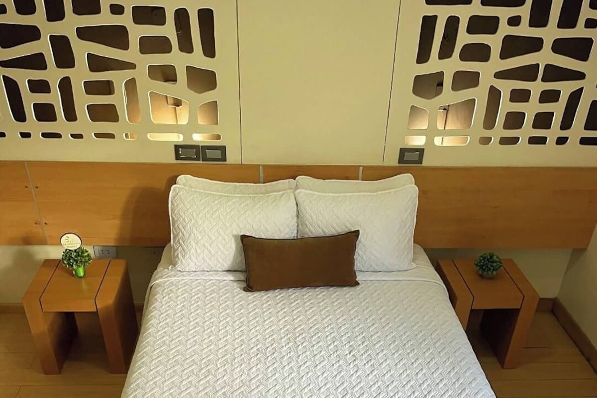 Comfort Room, Mountain View | In-room safe, desk, laptop workspace, iron/ironing board