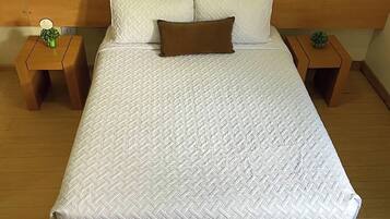 Comfort kamer, uitzicht op bergen | Een kluis op de kamer, een bureau, een laptopwerkplek