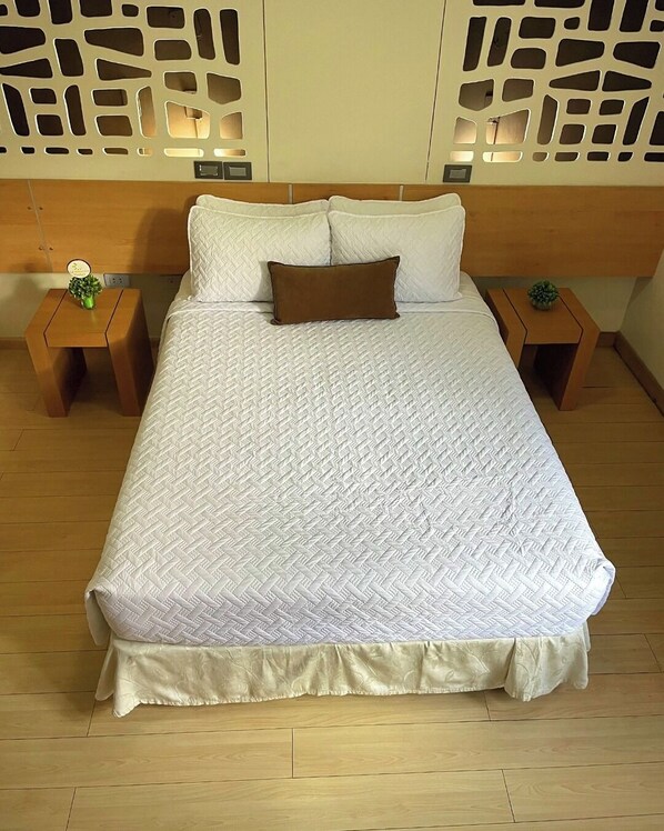 Comfort Room, Mountain View | In-room safe, desk, laptop workspace, iron/ironing board