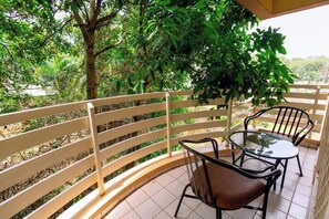 Outdoor dining - Altis 2 bedroom apt unit 4 (Kigali)