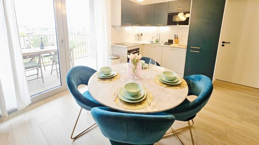 Central 2BR Flat w terrace&parking