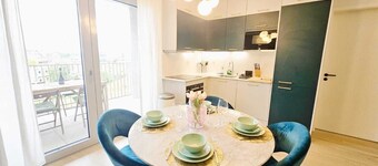 Central 2BR Flat w terrace&parking