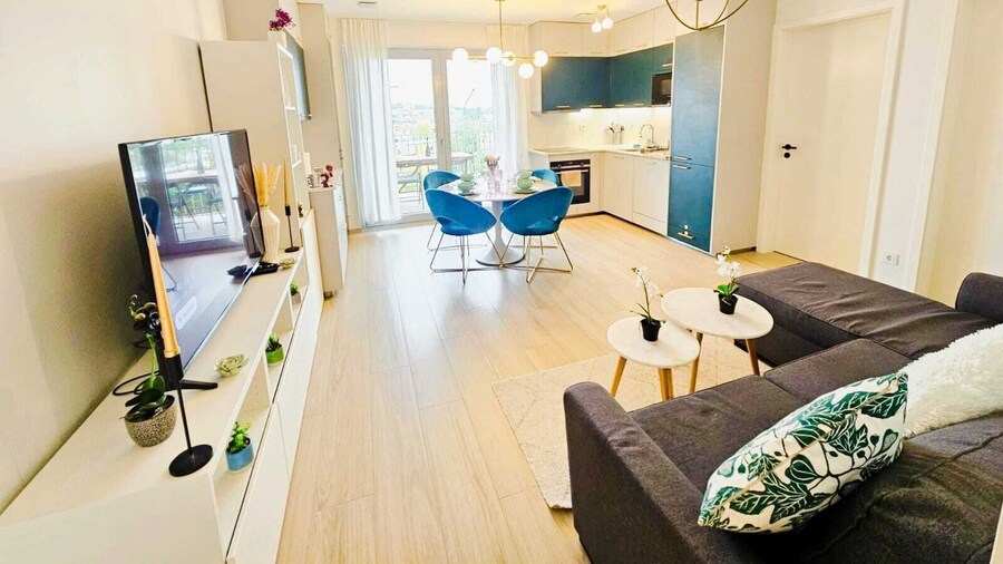 Central 2BR Flat w terrace&parking