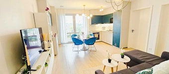 Central 2BR Flat w terrace&parking