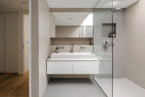 Dusj, hårføner, håndklær og såpe